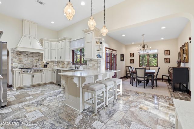 13801 Arbor Circle, Ocean Springs, MS 39564