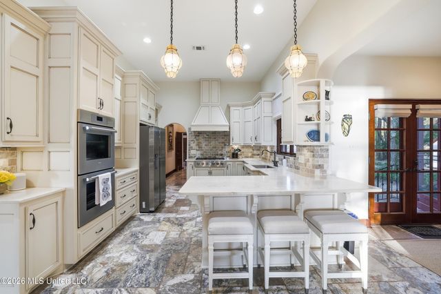 13801 Arbor Circle, Ocean Springs, MS 39564