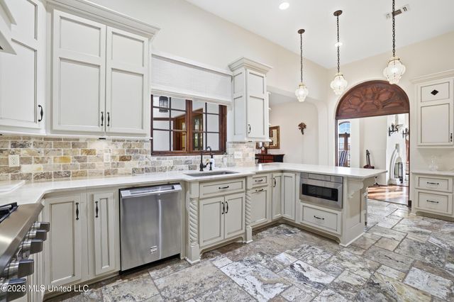 13801 Arbor Circle, Ocean Springs, MS 39564