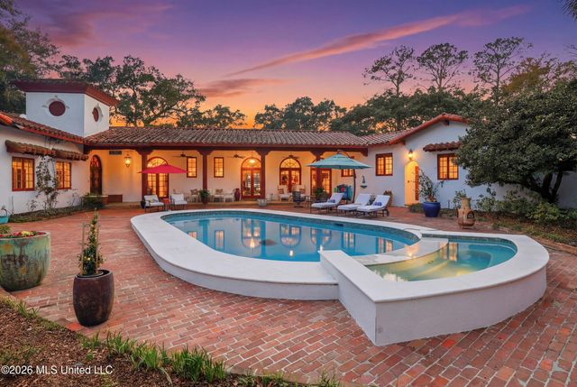 13801 Arbor Circle, Ocean Springs, MS 39564