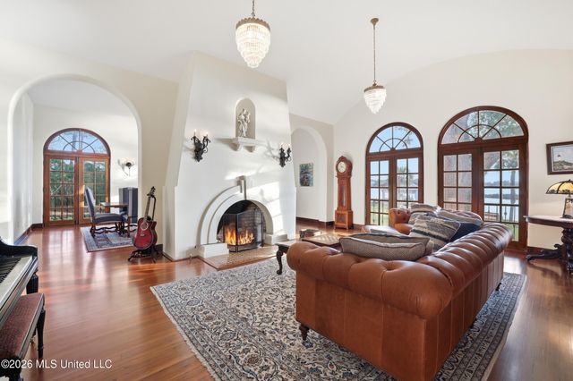 13801 Arbor Circle, Ocean Springs, MS 39564