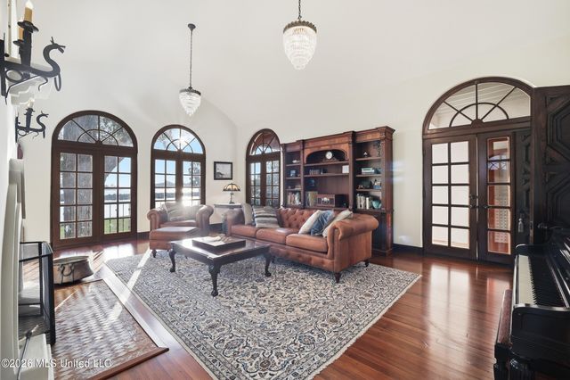 13801 Arbor Circle, Ocean Springs, MS 39564