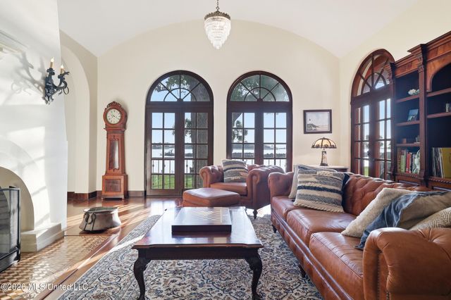 13801 Arbor Circle, Ocean Springs, MS 39564