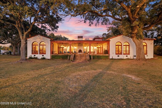 13801 Arbor Circle, Ocean Springs, MS 39564