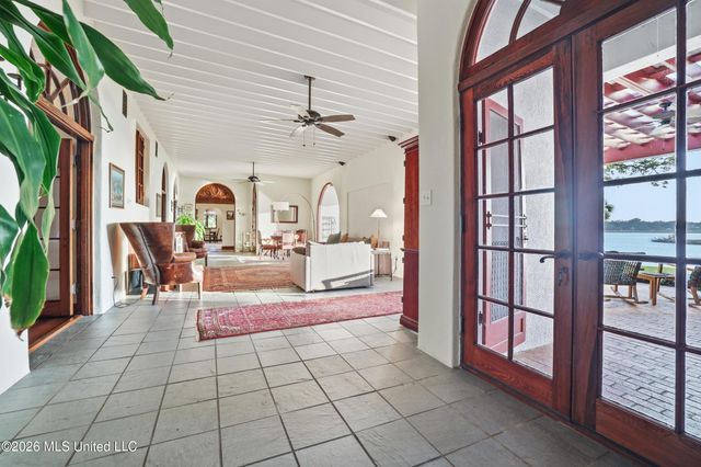 13801 Arbor Circle, Ocean Springs, MS 39564