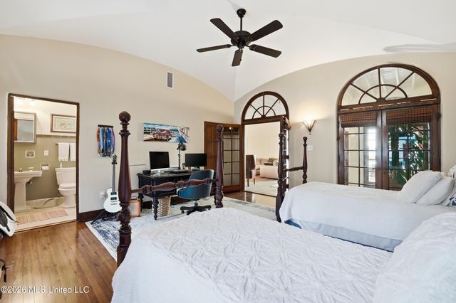 13801 Arbor Circle, Ocean Springs, MS 39564