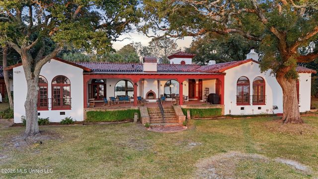 13801 Arbor Circle, Ocean Springs, MS 39564