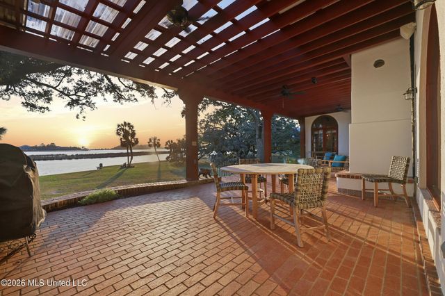 13801 Arbor Circle, Ocean Springs, MS 39564