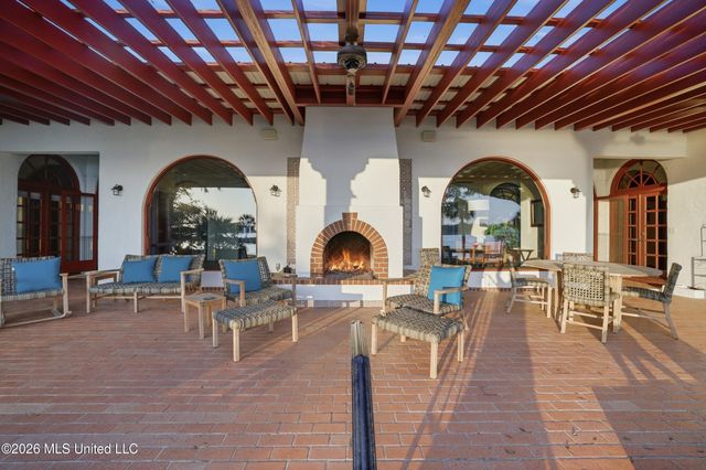 13801 Arbor Circle, Ocean Springs, MS 39564