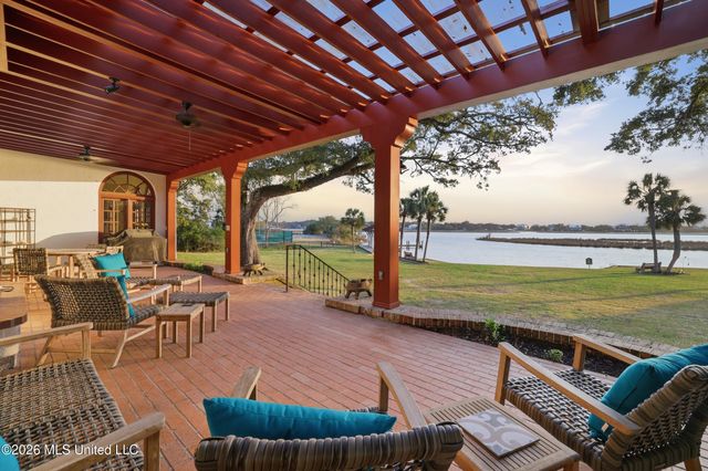 13801 Arbor Circle, Ocean Springs, MS 39564