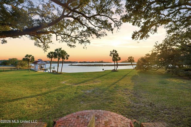 13801 Arbor Circle, Ocean Springs, MS 39564