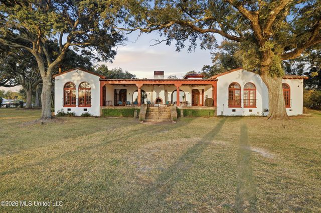 13801 Arbor Circle, Ocean Springs, MS 39564