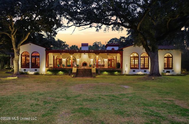 13801 Arbor Circle, Ocean Springs, MS 39564