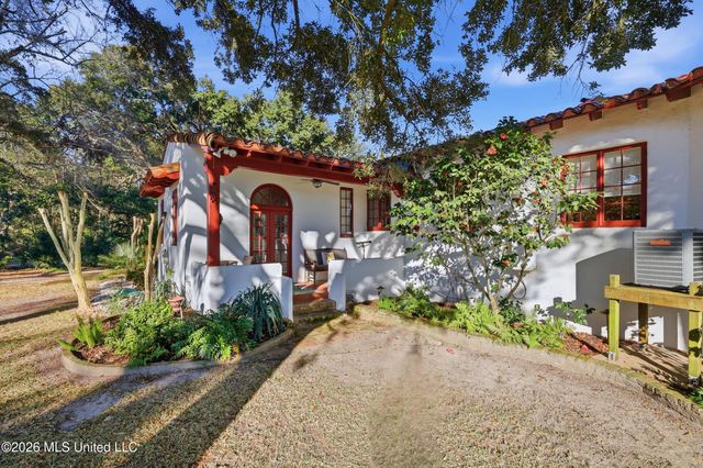 13801 Arbor Circle, Ocean Springs, MS 39564