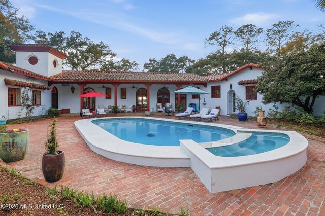 13801 Arbor Circle, Ocean Springs, MS 39564