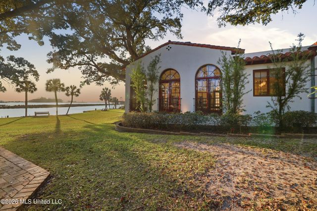 13801 Arbor Circle, Ocean Springs, MS 39564