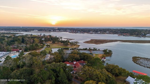 13801 Arbor Circle, Ocean Springs, MS 39564