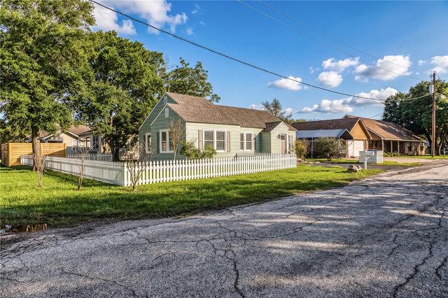 408 North Hunt Street, Bellville, TX 77418