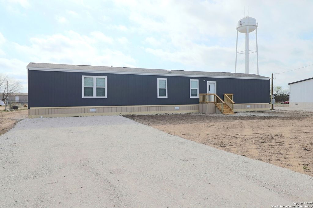 325 S 11th, Poteet, TX 78065