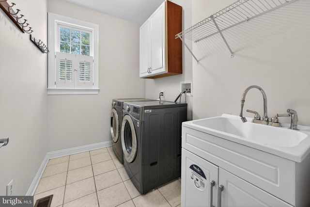 11 ROLLING GLEN CT, Mount Laurel, NJ 08054