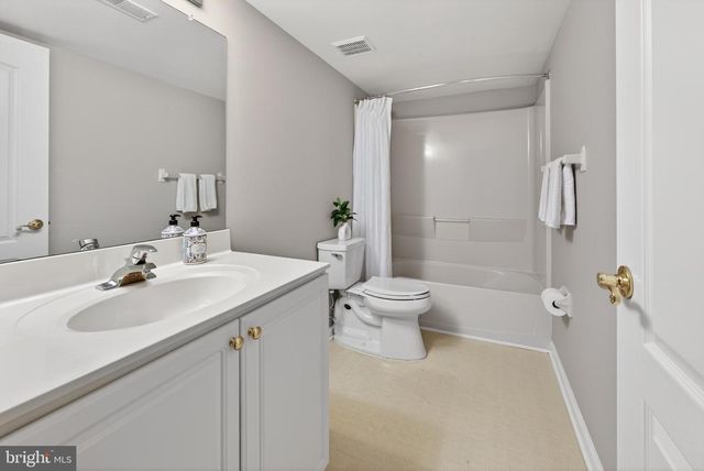 11 ROLLING GLEN CT, Mount Laurel, NJ 08054