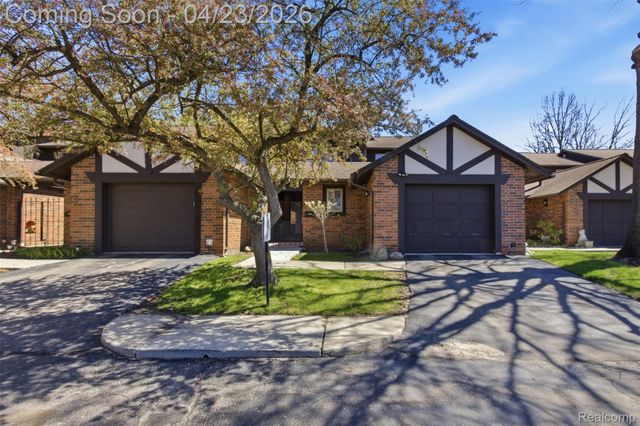 29242 Wellington Road W, Southfield, MI 48034