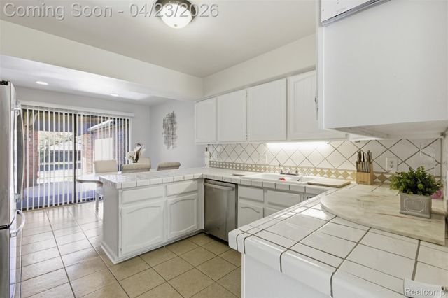 29242 Wellington Road W, Southfield, MI 48034