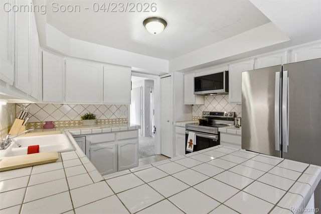 29242 Wellington Road W, Southfield, MI 48034
