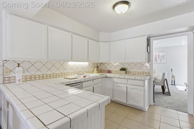 29242 Wellington Road W, Southfield, MI 48034