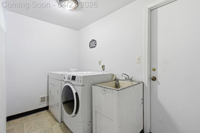 29242 Wellington Road W, Southfield, MI 48034