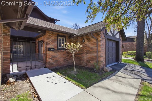 29242 Wellington Road W, Southfield, MI 48034