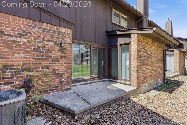 29242 Wellington Road W, Southfield, MI 48034