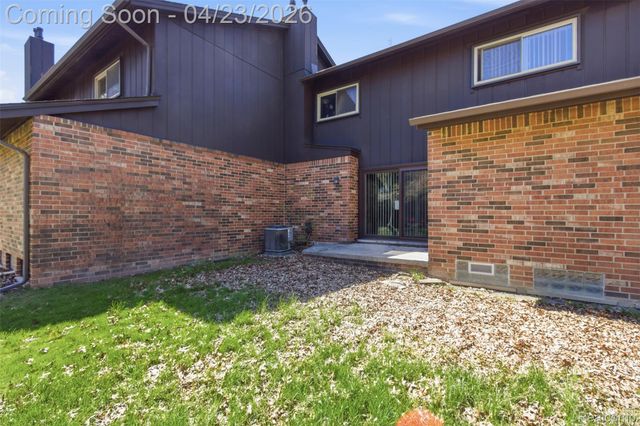 29242 Wellington Road W, Southfield, MI 48034