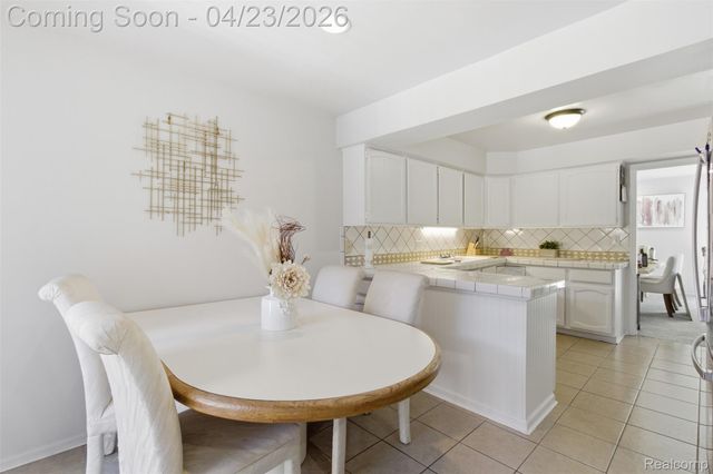 29242 Wellington Road W, Southfield, MI 48034