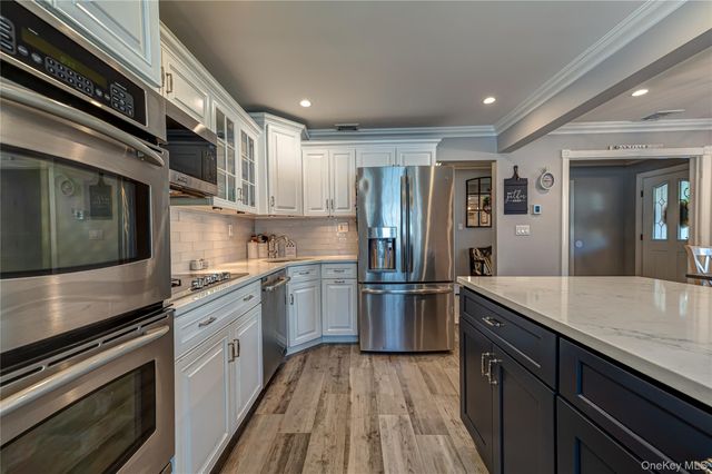 165 Pepperidge Road, Oakdale, NY 11769