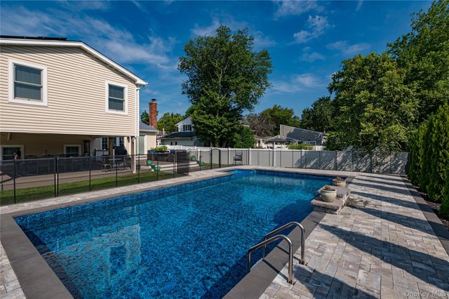 165 Pepperidge Road, Oakdale, NY 11769