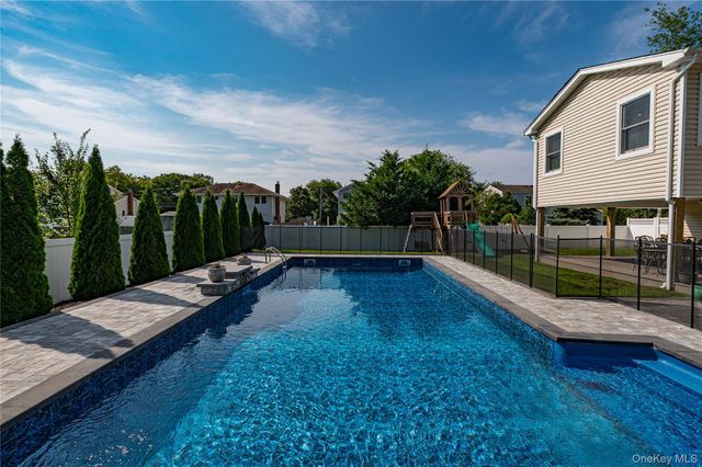 165 Pepperidge Road, Oakdale, NY 11769