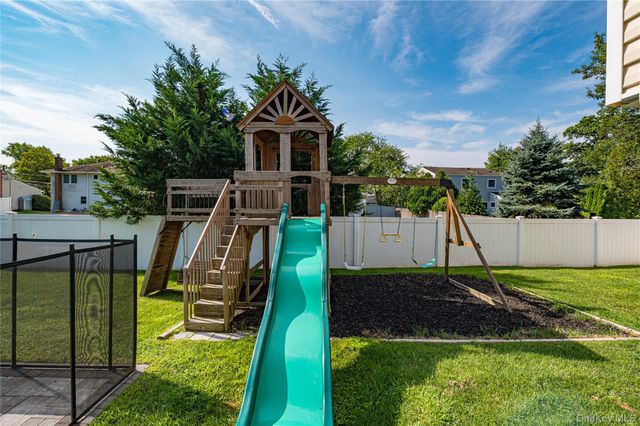 165 Pepperidge Road, Oakdale, NY 11769