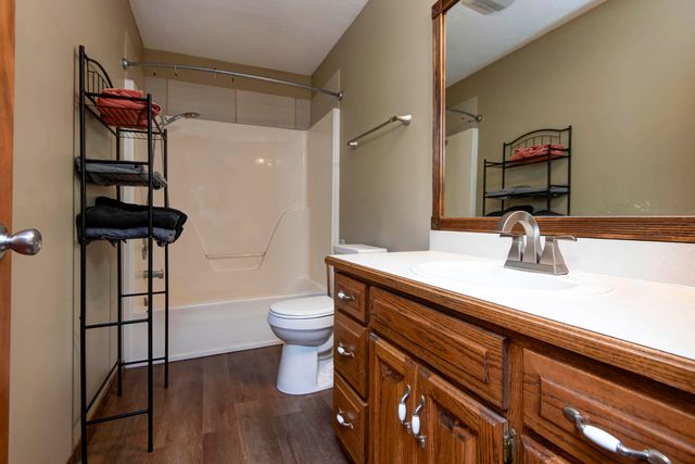 560 South Avenue, Sparta, MO 65753