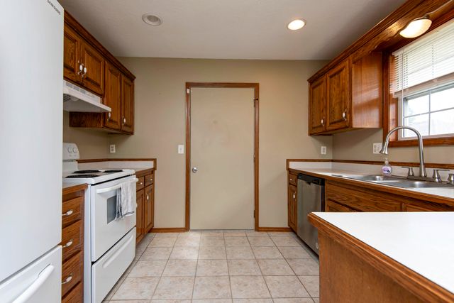 560 South Avenue, Sparta, MO 65753