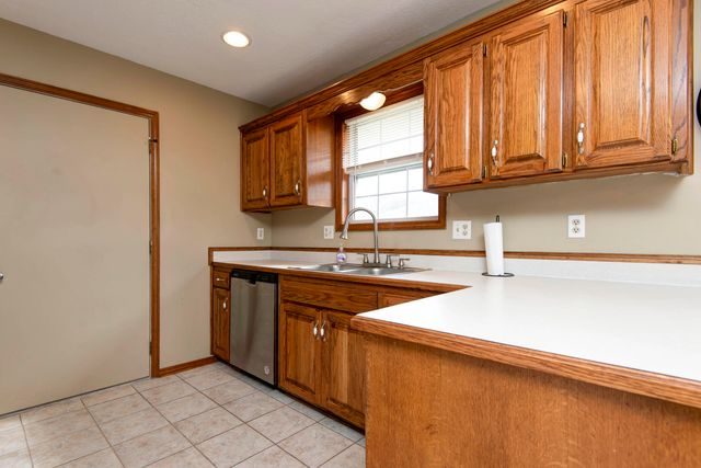 560 South Avenue, Sparta, MO 65753