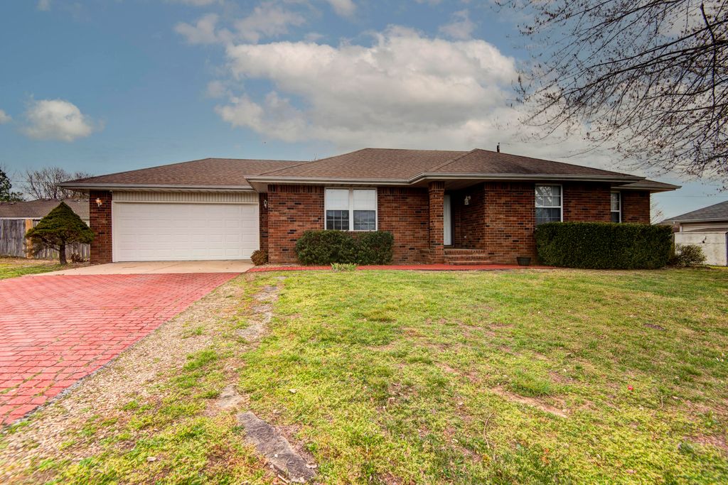 560 South Avenue, Sparta, MO 65753