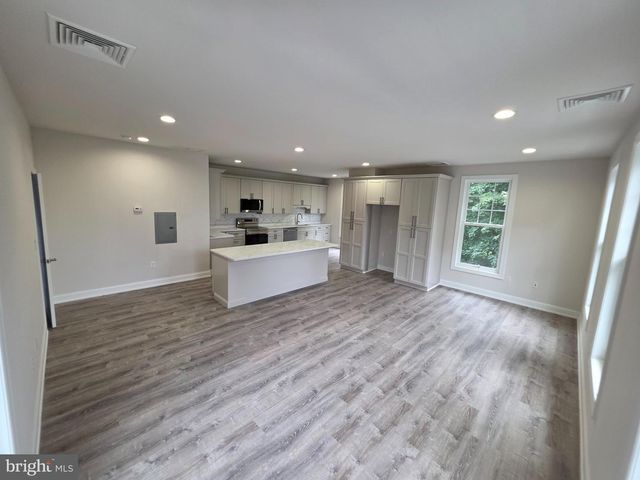 123 E MAIN ST, Wrightstown, NJ 08562
