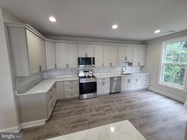 123 E MAIN ST, Wrightstown, NJ 08562