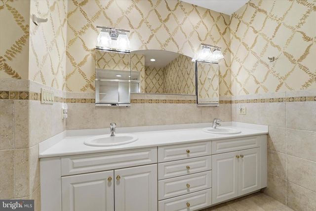 590 FARMDALE CIR, Blue Bell, PA 19422
