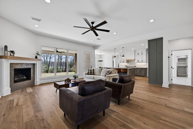 60 Lucia Lane, Maumelle, AR 72113