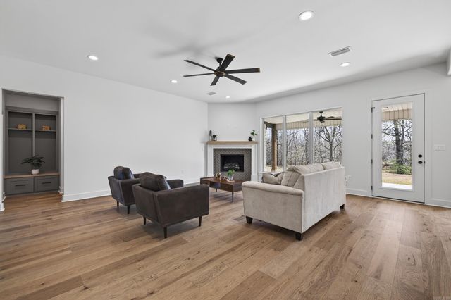 60 Lucia Lane, Maumelle, AR 72113