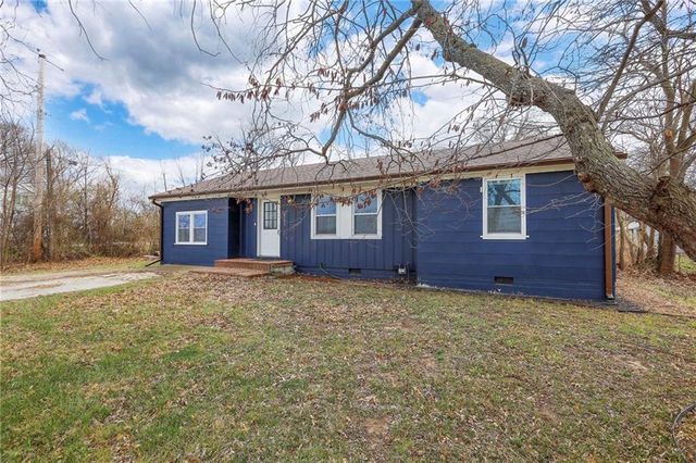 5205 Longview Road, Kansas City, MO 64137