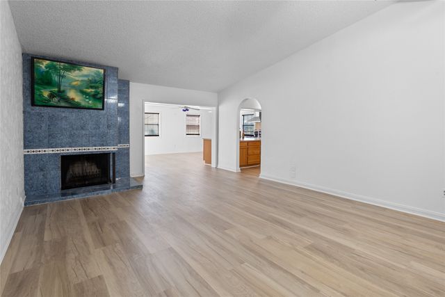 204 Pebblebrook Street, Arlington, TX 76014