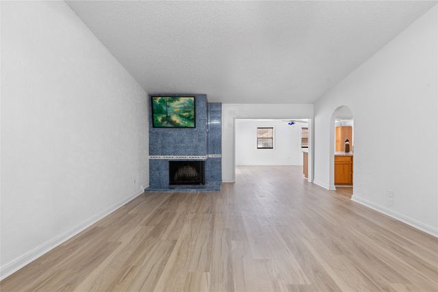 204 Pebblebrook Street, Arlington, TX 76014